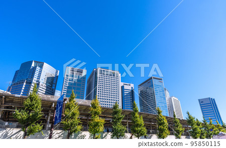 日本 11 月的東京城市景觀。俯瞰品川站前的辦公樓= 11月2日 95850115