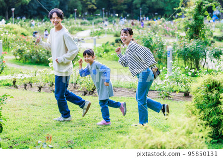 女孩和父母在公園裡玩耍 95850131