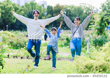 女孩和父母在公園裡玩耍 95850132