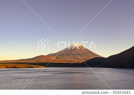 Superb view from Lake Motosu, Beni Fuji at dusk Superb view from Lake Motosu, Beni Fuji at dusk 95851081