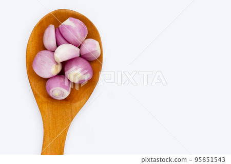 Fresh shallot on white background 95851543