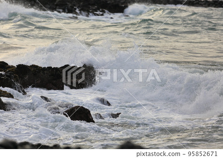 美麗大海的涼爽海浪 95852671