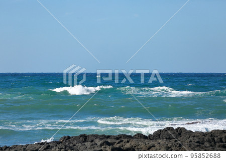 美麗大海的涼爽海浪 95852688