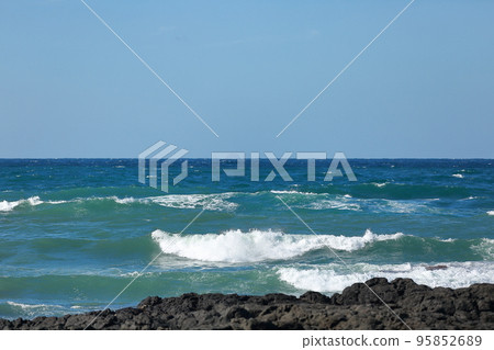 美麗大海的涼爽海浪 95852689