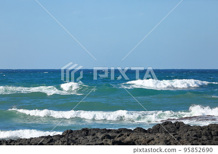 美麗大海的涼爽海浪 美麗大海的涼爽海浪 95852690