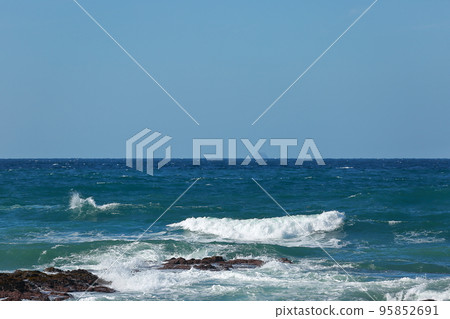 美麗大海的涼爽海浪 美麗大海的涼爽海浪 95852691