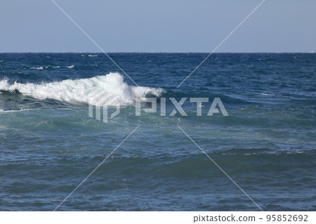 美麗大海的涼爽海浪 美麗大海的涼爽海浪 95852692