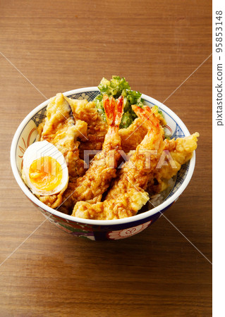 米飯和油炸魚碗 95853148