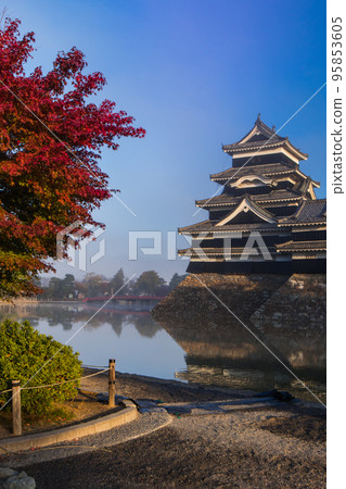 秋葉和蒸汽霧的松本城（長野縣 - 松本市） 95853605