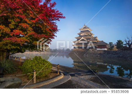Matsumoto Castle with autumn leaves and steam fog (Nagano Prefecture - Matsumoto City) 95853606
