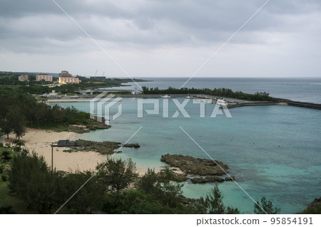 The coast of Miyakojima in the early morning when the sea of coral reefs spreads out The coast of Miyakojima in the early morning when the sea of coral reefs spreads out 95854191
