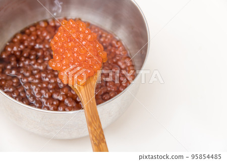 [將洗淨的三文魚子浸泡在醬汁中] 95854485