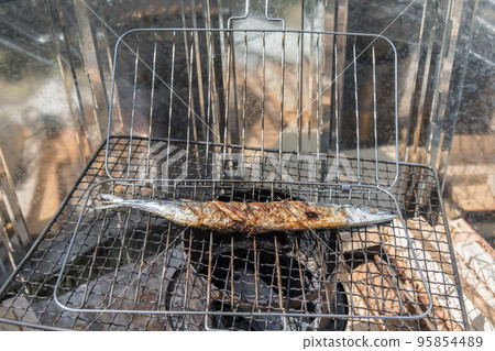 [在中津川河床露營，用餘燼鹽烤秋刀魚] 95854489