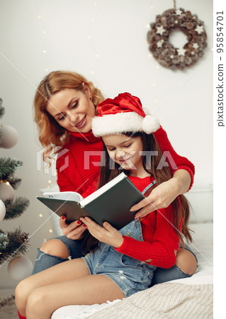 Mother with little daughter at home 95854701
