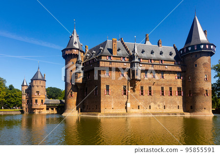 De Haar Castle surrounded by moat De Haar Castle surrounded by moat 95855591