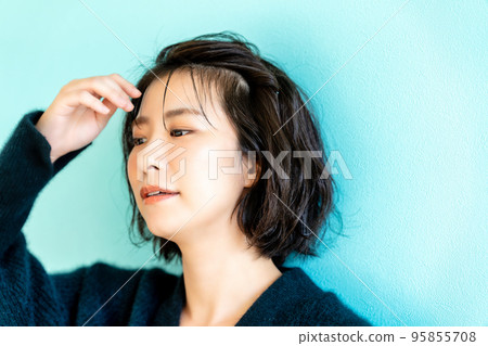 穿著黑色針織的短鮑勃女人 95855708