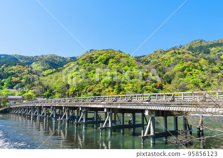 翠綠的嵐山渡月橋和保津川的水流 95856123