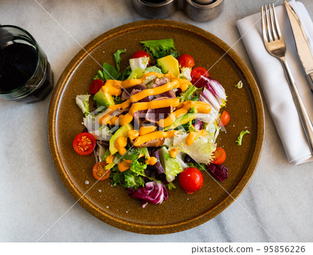 Portion of a appetizing tataki tuna salad 95856226