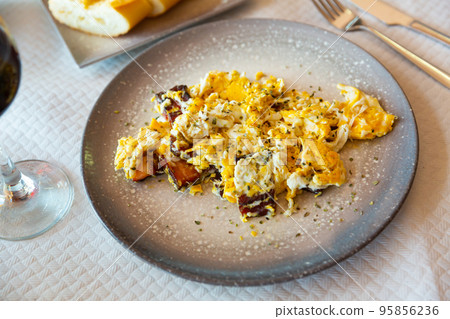 Traditional Spanish scrambled eggs with bacon (revuelto con cerdo) Traditional Spanish scrambled eggs with bacon (revuelto con cerdo) 95856236