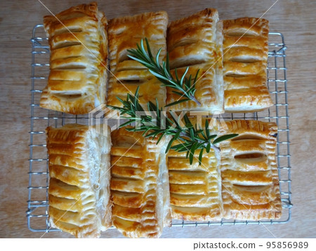 手工新鮮出爐的蘋果派 95856989