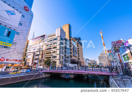 日本橫濱市容 11月，秋天晴朗的天氣裡可以看到橫濱站、橫濱Vivre、南齋外橋等 95857647