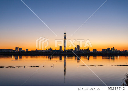 從荒川看到的“東京”東京晴空塔和魔法時刻 95857742
