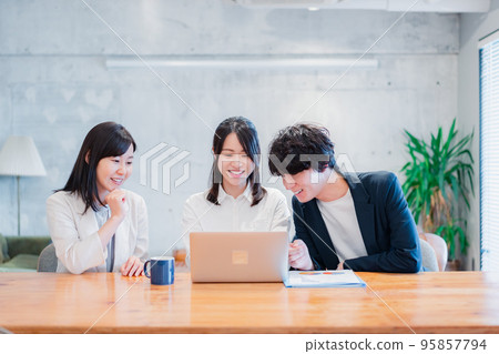 A young business person who creates ideas A young business person who creates ideas 95857794