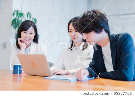 A young business person who creates ideas 95857796