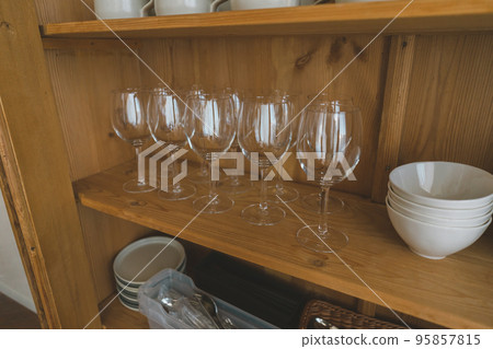 櫥櫃裡的酒杯 95857815