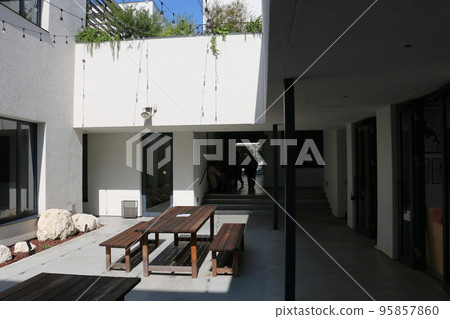 Commercial facility "Reload" was born on the railroad track site in Shimokitazawa Commercial facility "Reload" was born on the railroad track site in Shimokitazawa 95857860