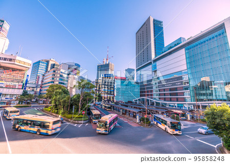 11 月日本橫濱市容。早晨橫濱站和 JR 橫濱塔的景色 95858248