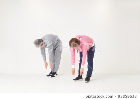 伸展的兩名資深婦女 伸展的兩名資深婦女 95859638