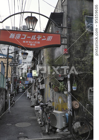 [Shinjuku Golden Gai] entrance gate at dusk (unmanned) 95859686