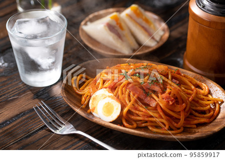 那不勒斯意大利面和三明治配培根番茄醬(木盤)的美味午餐 那不勒斯意大利面和三明治配培根番茄醬(木盤)的美味午餐 95859917