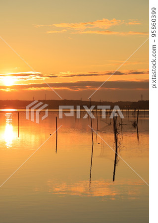 Sunrise scenery of Lake Inba 95860399