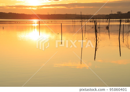 Sunrise scenery of Lake Inba 95860401