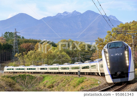 以八岳為背景的中央東線E353系列特快梓 95861343