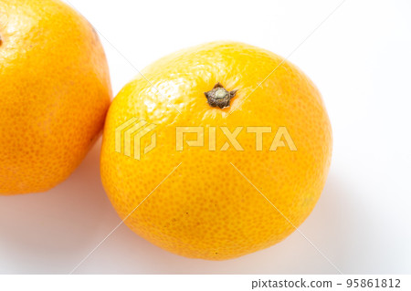 Mandarin orange. (White background) 95861812