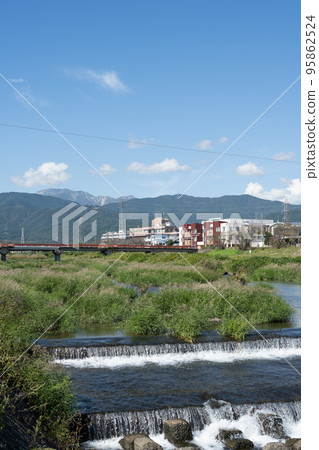 從愛川水部公園眺望蔚藍天空下雄偉的伊吹山 | 岐阜縣不和區樽井町 95862524