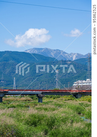 從愛川水部公園眺望蔚藍天空下雄偉的伊吹山 | 岐阜縣不和區樽井町 95862525