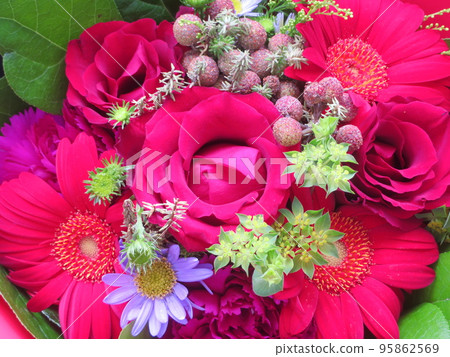 Rose and gerbera flower arrangement Rose and gerbera flower arrangement 95862569