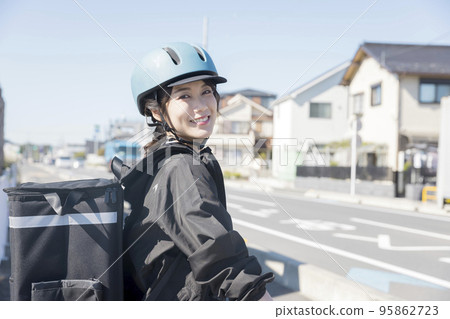 送餐圖片 騎自行車送餐的年輕女子 共享配送 95862723