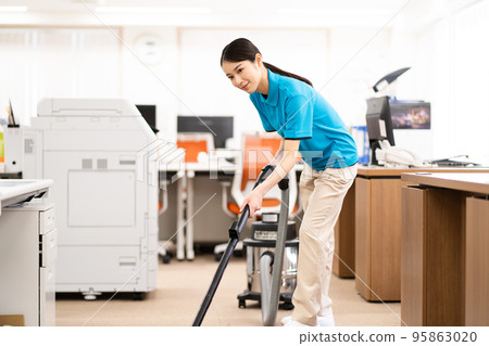 Cleaning staff (young woman, vacuum cleaner) 95863020