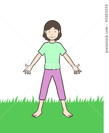 一位中年婦女赤腳站在草地上張開雙臂,一位阿姨站著 一位中年婦女赤腳站在草地上張開雙臂,一位阿姨站著 95863059