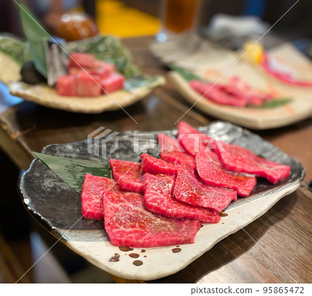 在烤肉店享用晚餐 在烤肉店享用晚餐 95865472