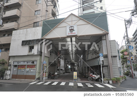 The entrance of the retro shopping street [Satake Shopping Street] (Taito Ward, Tokyo) 95865560