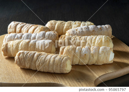 Colonel roll cake baked with delicious pie crust 95865797