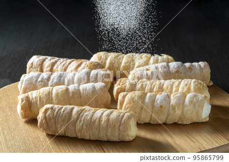 Colonel roll cake baked with delicious pie crust 95865799