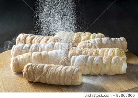 Colonel roll cake baked with delicious pie crust Colonel roll cake baked with delicious pie crust 95865800