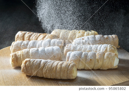 用美味的餡餅皮烤的上校卷蛋糕 95865802